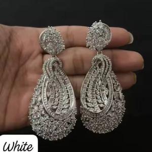 Pendientes de diseñador de calidad premium, perfectos para fiestas, complementan tanto la ropa occidental como la étnica. - Product Image 1