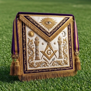 Badge Franc-Maçon de Luxe en Cuir à Coudre, Tissu Blanc Brodé Or, Compas Carré et Œil Qui Tout Voit, Régalia Maçonnique Personnalisée - Product Image 1
