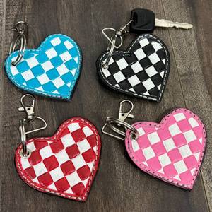 Porte-clés tendance personnalisé à motif à carreaux turquoise et blanc, porte-clés en cuir façonné à la main en forme de cœur pour cadeaux et accessoires - Product Image 4