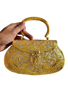 กระเป๋าคลัทช์ทองเหลืองสลักลายทันสมัยพร้อมช่องใส่ของแบบโซ่ ราคาพิเศษ ของชำร่วยงานแต่งงาน ทองเหลืองพรีเมียม สำหรับผู้หญิง โดย UO - Product Image 4