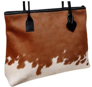 Bolso de mano para mujer con pelo de vaca en el hombro, con cremallera, diseño geométrico de cuero, hecho a mano. - Product Image 1
