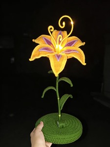 Escultura de Lirio de Ganchillo Hecha a Mano - Lámpara de <span class=keywords><strong>Flor</strong></span> Inspirada en <span class=keywords><strong>Rapunzel</strong></span>, Pieza de Arte para Mesa, Regalo Único para el Día del Niño - Product Image 5