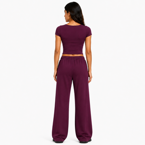 Conjunto Deportivo de Dos Piezas para Mujer: Camiseta Ajustada con Cuello Cuadrado y Pantalones Anchos con Cintura Ajustable, Ropa Deportiva para Gimnasio - Product Image 2
