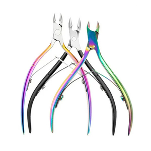 Vente en gros d'outils de manucure en acier inoxydable : Coupe-ongles à lame courbée, Ciseaux pour peaux mortes, Pince à cuticules - Product Image 2