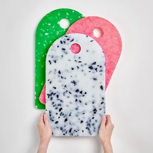 Plateau de charcuterie rond en résine de luxe personnalisé, motif marbré coloré, écologique et durable, pour hôtels, fêtes et traiteurs - Product Image 6