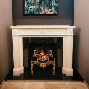 Cheminée en marbre blanc, cadre moderne classique, support en pilier, autoportante, taille personnalisée, salon, fabrication artisanale, garantie 5 ans - Product Image 1