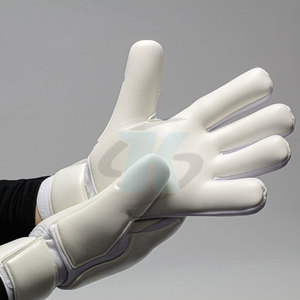 Guantes de portero deportivos avanzados diseñados para un control máximo del balón, absorción de impactos, ajuste cómodo y uso duradero. - Product Image 4