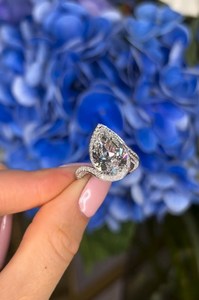 Anillo de Compromiso con Diamante Cultivado en Laboratorio, Corte Pera, 5 CT |   Anillo de Boda Chapado en Oro de 18K con Diamantes Certificados por IGI |   Elegante Vestido de Novia - Product Image 4