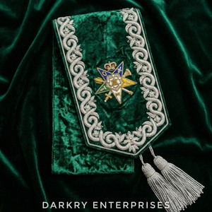 Écharpe de Maître Maçon en Velours Bordeaux Premium avec Broderie à la Main en Fil d'Argent Personnalisé et Emblème Couronne Croix, pour Insignes Maçonniques - Product Image 2