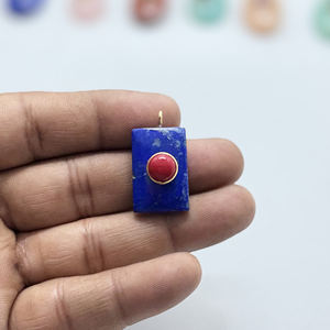 Colgante rectangular chapado en oro de 14K con doble piedra de piedra lunar arcoíris y pequeña bisel ovalado, amuleto de piedra preciosa hecho a mano - Product Image 3