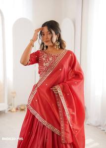 Dernière collection de tenues indiennes de créateurs, en soie Simmer, avec broderies de fils et de sequins, ensemble Lehenga Choli et Dupatta, fabriqué en Inde. - Product Image 2