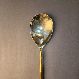 Grande cuillère de service ovale en acier inoxydable de haute qualité, avec manche en laiton finition dorée et texture de tige de bambou élégante - Product Image 4