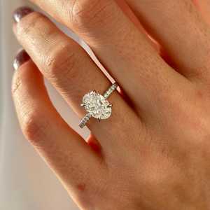 แหวนเพชรเพลตตินัมทรงรี 2 กะรัต ผลิตในห้องปฏิบัติการ เกรด E VVS2 พร้อมวงแหวนซ่อนรอบเพชร ทองคำขาว 14k ประดับเพชรแบบ Pave สำหรับงานหมั้น ได้รับการรับรองจาก IGI - Product Image 3