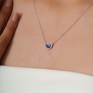Collar con Colgante en Forma de Corazón con Zafiro Azul y Diamantes, Diseño Minimalista y Delicado, Oro Blanco K14, Joyería Personalizada de Fábrica, Gran Venta - Product Image 4