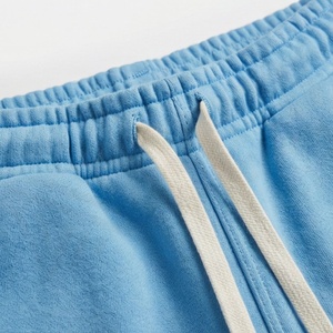 Shorts en coton personnalisés pour hommes, style streetwear, écologiques, effet délavé soleil, délavé à l'acide, en molleton épais, avec appliqué vieilli - Product Image 4