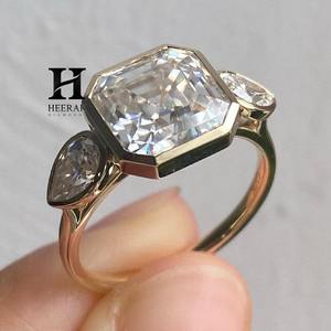 Anillo de compromiso de lujo con moissanita talla Asscher, engaste de bisel de oro de 14K, anillo de tres piedras con piedras laterales en forma de pera, estilo Art Deco vintage con diamantes. - Product Image 4
