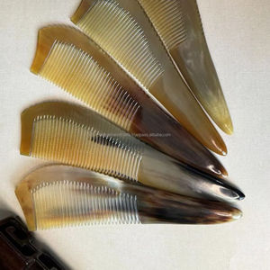 Auténtico peine de cuerno de buey hecho a mano en color natural pulido - Product Image 2