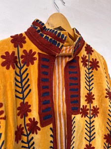 เสื้อแจ็คเก็ตกำมะหยี่สีเหลืองมัสตาร์ดหรูหรา ปักลายดอกไม้สไตล์โบฮีเมียน แขนยาว เหมาะสำหรับฤดูหนาว - Product Image 4
