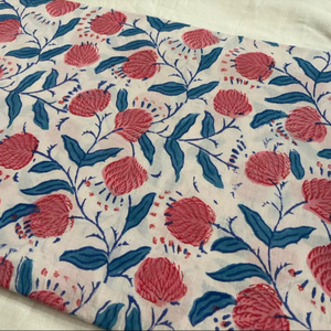 Tela de Algodón Estampada a Mano con Motivos Florales Rojos sobre Base Blanca, Tela de Algodón con Estampado Jaipuri Hecho a Mano en India, Patrón Botánico - Product Image 1