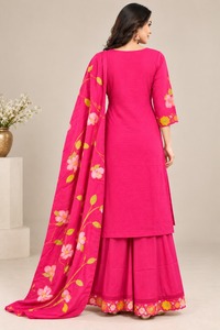 Añade un Toque Casual, Transpirable y Elegante a tu Guardarropa Étnico: Esta Impresionante Prenda de Mujer en Color Rosa, Bordada en Algodón/Fibra de Bambú - Product Image 3