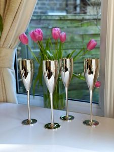 Juego de 4 Copas de Champán Modernas de Lujo, Metálicas Plateadas, de Tallo Largo, para Fiestas - Product Image 1