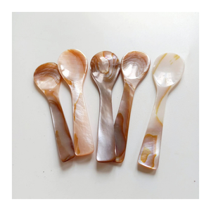 Cuillère artisanale de luxe en nacre naturelle, polie miroir, à manche court, du Vietnam, pour servir le caviar, les condiments et le sel - Product Image 1
