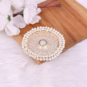 Bague ajustable grande taille style bohème avec motif floral, pierres œil-de-chat blanches et perles - Product Image 4