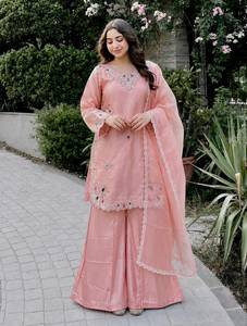 Ensemble prêt-à-porter entièrement cousu avec haut en soie Devsena brodé par des artisans, pantalon Plazzo et dupatta en organza. - Product Image 1