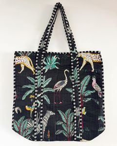 Bolso Tote Acolchado Botánico Verde con Estampado de Hojas, Bolso de Hombro de Algodón Inspirado en la Naturaleza - Product Image 2