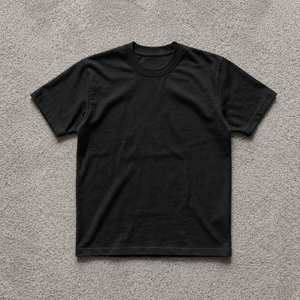เสื้อยืดสตรีทแวร์สีดำล้วนคุณภาพสูงสำหรับผู้ชาย เนื้อผ้าหนา 100% คอตตอน ทรงหลวม สไตล์สตรีทแวร์พื้นฐาน - Product Image 1