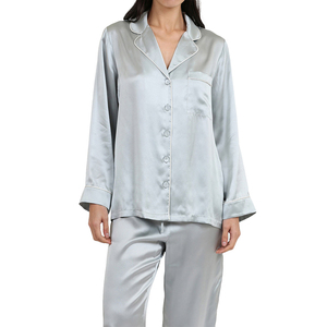 Ensemble de pyjama pour femmes tendance, fabriqué avec des matériaux doux pour offrir confort, style et une coupe relaxante pour les nuits de sommeil. - Product Image 4