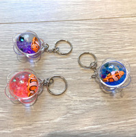 Porte-clés flottant en acrylique durable en forme de dauphin 3D, rempli de liquide, 4 cm, cadeau promotionnel