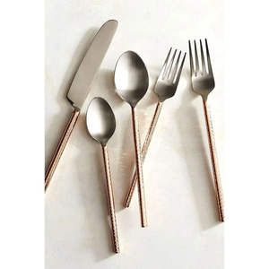 Ensemble de couverts en métal durable pour une utilisation quotidienne en cuisine et à table, avec une finition résistante à la rouille et un design équilibré en termes de poids - Product Image 4