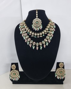 ชุดเครื่องประดับมินต์กรีนเซอร์คอนทำมือ ประกอบด้วยสร้อยคอแบบโชคเกอร์และเครื่องประดับศีรษะแบบมังติกะ สไตล์ชาติพันธุ์ปากีสถาน ชุบทองโบราณ ประดับด้วยกุนดัน สำหรับผู้หญิง - Product Image 6