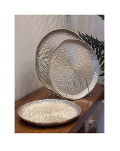 Juego de 3 bandejas para servir alimentos de aluminio martillado de diferentes tamaños, color plateado, para refrigerios y frutas, a precio económico. - Product Image 1