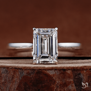 Superbe bague de fiançailles moderne en or blanc 10 carats avec diamant de laboratoire émeraude taille étagée de 2 carats, sertie en cathédrale, modèle solitaire - Product Image 1