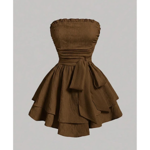 El vestido mini sin tirantes con lazo presenta un escote bandeau sin tirantes y una falda texturizada con volantes. - Product Image 3