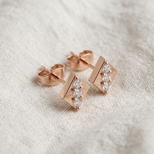 Boucles d'oreilles clous en or rose 14 carats pour femme, serties de diamants géométriques carrés, trois pierres serties clos, pour mariage, fiançailles, fête, cadeau - Product Image 3