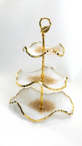 Support à gâteau élégant en résine pour la décoration d'anniversaires, de mariages et d'événements - Product Image 4