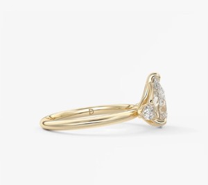 Anillo de Compromiso de Lujo con Moissanita Corte Pera, Geométrico, en Plata de Ley 925 con Baño de Oro Amarillo y Engaste de Garras - Product Image 3