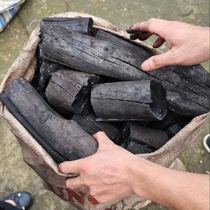 Carbón Vegetal Negro de Madera Dura de Vietnam de Alta Calidad en Forma de Trozos para Asar a la Parrilla y Uso en Restaurantes, Bolsas de 10 kg - Product Image 1
