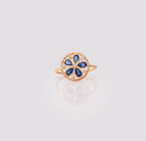 Bague florale en saphir bleu naturel et diamant en or jaune massif 18 carats, avec pétales taillés en poire, pierre de naissance de septembre - Product Image 1