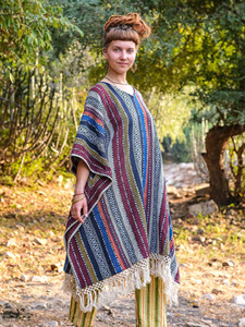 Poncho mexicain tissé à la main, kaftan, cape à capuche, style vintage bohème hippie, motif tribal ethnique géométrique, pull-over surdimensionné unisexe - Product Image 1
