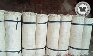 Rouleau de cannage semi-blanchi disponible, maille carrée en rotin, matériau durable pour la fabrication de paniers et la décoration murale DIY, rouleau de 15m - Product Image 4