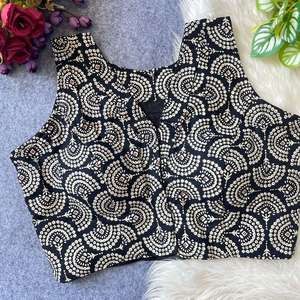 Blusa de diseñador Ajarakh con estampado, tejida a mano, de algodón, con cuello barco y diseño abierto en la parte delantera, lista para usar. - Product Image 2