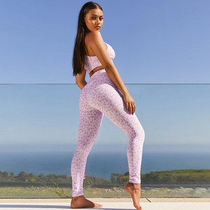 Ensemble de vêtements de détente pour femmes à faible MOQ avec logo personnalisé, ensemble deux pièces, haut court à manches courtes et short, pyjama pour femmes - Product Image 6