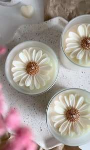 Bougie en verre en forme de marguerite - Bougie artistique en cire de soja, aromathérapie, parfumée, écologique, faite maison, décoration intérieure, fabriquée en Inde - Product Image 2