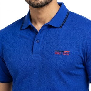 Polo homme confortable, doté d'une construction respirante, d'une texture douce et d'un style polyvalent, idéal pour les occasions décontractées et habillées. - Product Image 5