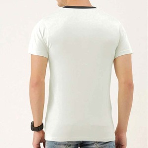 เสื้อยืดคอกลมแขนสั้นทรงเข้ารูปสำหรับผู้ชาย สีขาว แต่งขอบสีดำ ผ้าเจอร์ซีย์คอตตอนสีพื้นเรียบ ดีไซน์เรียบง่าย - Product Image 4