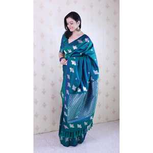 Sari en soie douce verte à double broderie zari avec bordure à motif d'oiseaux, robes de cocktail élégantes - Product Image 3